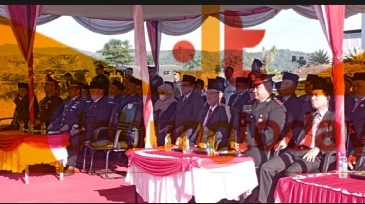 Wakil Bupati Kerinci, Murison, bersama jajaran Forkopimda dan tamu undangan mengikuti upacara peringatan Hari Kesaktian Pancasila di Lapangan Kantor Bupati Kerinci, Bukit Tengah, Siulak, Senin (2/6/2025). (Foto: Dok. Humas Pemkab Kerinci)