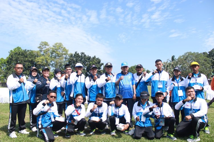 Wakil Gubernur Jambi Drs. H. Abdullah Sani, M.Pd.I bersama para atlet, pelatih, dan ofisial usai pembukaan PEPARPEPROV Tingkat Provinsi Jambi Tahun 2025 di Stadion Mini Telanaipura, Senin (2/6/2025). (Dok. Ertit - Kominfo)