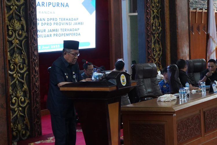 Wakil Gubernur Jambi Drs. H. Abdullah Sani, M.Pd.I menyampaikan penjelasan Gubernur Jambi terhadap dua Ranperda strategis dalam Rapat Paripurna DPRD Provinsi Jambi di Gedung DPRD, Senin (2/6/2025). (Dok. Etit - Kominfo)