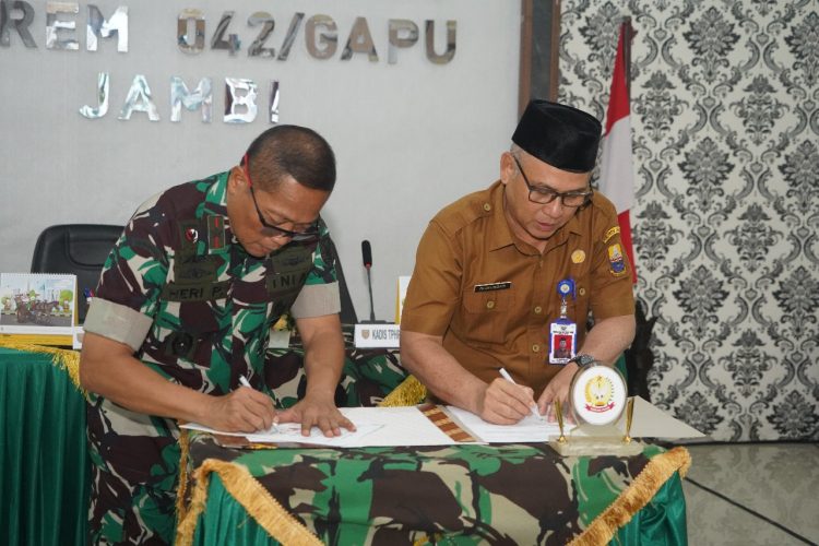Danrem 042/Gapu Brigjen TNI Heri Purwanto bersama Kepala Dinas TPHP Provinsi Jambi menandatangani Nota Kesepahaman percepatan program ketahanan pangan di Aula Makorem 042/Gapu, Senin (2/6/2025). (Dok. (Penrem 042/Gapu)