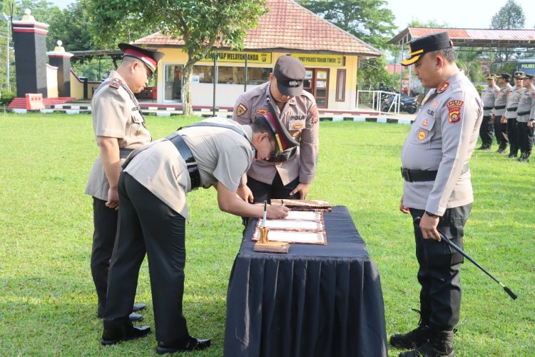 Kapolres Tanjab Timur AKBP M. Kuswicaksono, S.I.K., M.H. memimpin upacara serah terima jabatan Kasat Pol Air dan Kapolsek kuala Jambi, disaksikan jajaran pejabat utama dan personel Polres Tanjab Timur, Selasa (3/6/2025). (Dok. Humas Polres Tanjabtim)