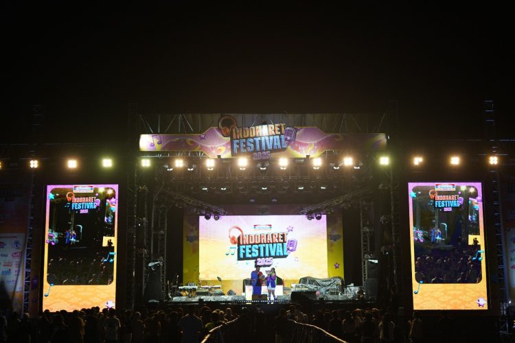 Panggung megah Festival Indomaret 2025 di Lapangan Bandara Lama, Jambi, Sabtu malam (31/5) (Dok. Yola)