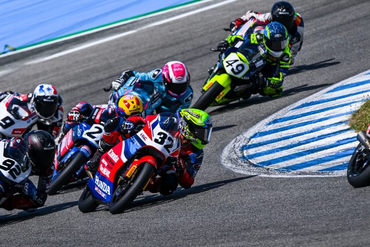 “M. Kiandra Ramadhipa (motor #32) menunjukkan performa gemilang di FIM JuniorGP Jerez 2025. Start dari posisi ke-22, pebalap binaan Astra Honda ini sukses finis ketujuh dan keenam dalam dua balapan European Talent Cup.” (Dok. Sisnen)