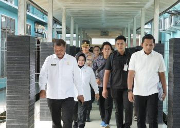 Dirjen Pemasyarakatan Mashudi didampingi jajaran kepolisian dan pejabat Ditjenpas saat meninjau langsung kondisi Lapas Nabire usai insiden penyerangan terhadap petugas oleh warga binaan, Selasa (3/6/2025). (Dok. Humas)