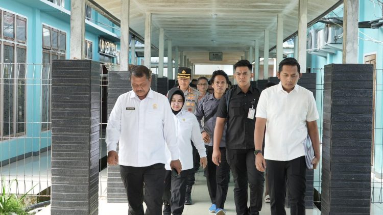Dirjen Pemasyarakatan Mashudi didampingi jajaran kepolisian dan pejabat Ditjenpas saat meninjau langsung kondisi Lapas Nabire usai insiden penyerangan terhadap petugas oleh warga binaan, Selasa (3/6/2025). (Dok. Humas)