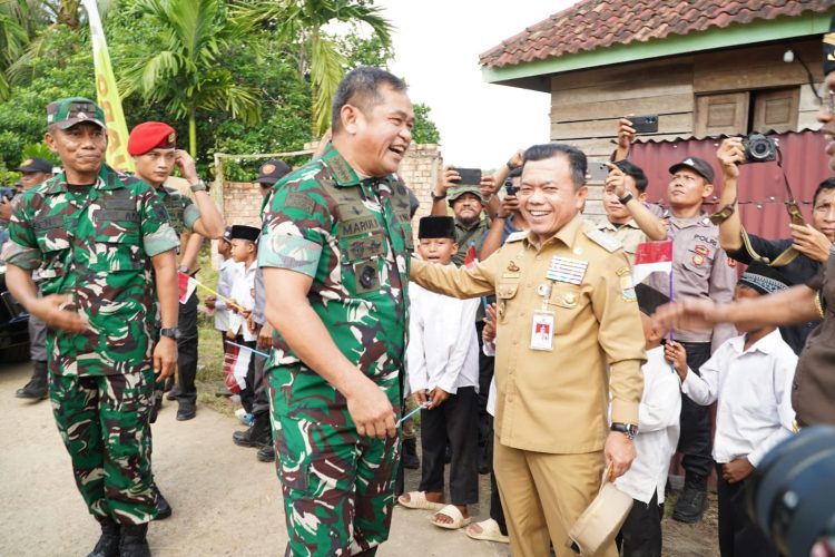 Gubernur Jambi Al Haris berbincang hangat dengan KSAD Jenderal TNI Maruli Simanjuntak saat meninjau pelaksanaan Program Manunggal Air di Desa Sarang Burung, Muaro Jambi, Selasa (3/6/2025). (Dok. Erit - Kominfo)