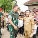 Gubernur Jambi Al Haris berbincang hangat dengan KSAD Jenderal TNI Maruli Simanjuntak saat meninjau pelaksanaan Program Manunggal Air di Desa Sarang Burung, Muaro Jambi, Selasa (3/6/2025). (Dok. Erit - Kominfo)