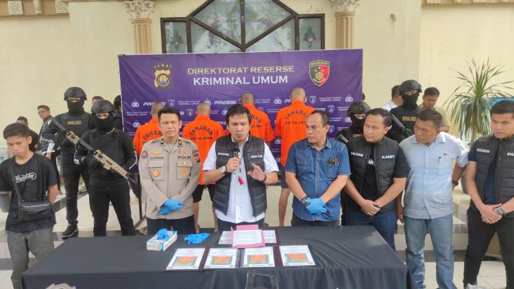 Direktur Kriminal Umum Polda Jambi Kombes Pol Manang Soebeti didampingi jajaran memperlihatkan tersangka dan barang bukti tujuh unit sepeda motor hasil penggelapan dalam konferensi pers pengungkapan kasus penggelapan kendaraan bermotor, Selasa (3/6/2025). (Dok. Nahar)