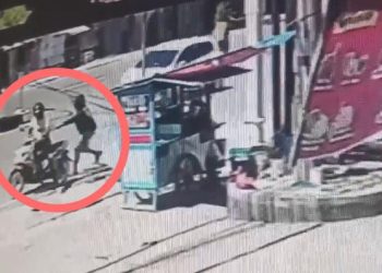 Tangkapan layar  CCTV  detik-detik dramatis saat pelaku pencurian menyambar tas pedagang sate di kawasan Jelutung, Kota Jambi. (Dok. SS CCTV)