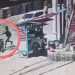 Tangkapan layar  CCTV  detik-detik dramatis saat pelaku pencurian menyambar tas pedagang sate di kawasan Jelutung, Kota Jambi. (Dok. SS CCTV)