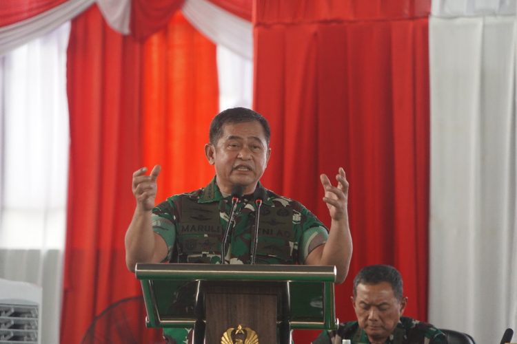 Kasad Jenderal TNI Maruli Simanjuntak, M.Sc menyampaikan arahan kepada prajurit dan anggota Persit Korem 042/Gapu di Kota Jambi, Selasa (3/6/2025).(Dok. Penrem 042/Gapu)