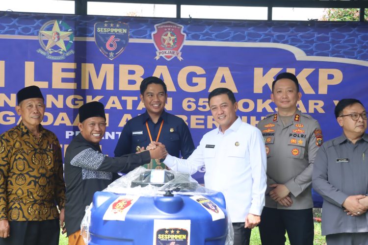 Perwira Pendamping KKP Sespimmen Polri Dikreg ke-65, Kombes Pol Leonardus Eric Bhismo, berjabat tangan dengan perwakilan Pondok Pesantren Rahudothul Muta’alimin usai penyerahan bantuan air bersih dan Al-Qur’an di Curug, Tangerang Selatan, Rabu (4/6/2025). (Foto: Dok. Sespimmen)