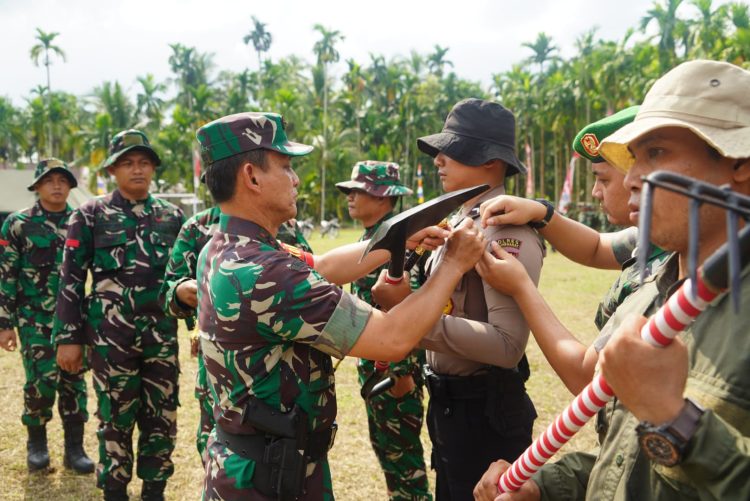 Pangdam II/Sriwijaya Mayjen TNI Ujang Darwis, M.D.A. menyampaikan amanat saat menutup kegiatan TMMD Ke-124 di Lapangan Bola Kaki Desa Bram Itam Kanan, Kabupaten Tanjung Jabung Barat, Rabu (4/6/2025). (Foto: Penrem 042/Gapu)