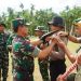 Pangdam II/Sriwijaya Mayjen TNI Ujang Darwis, M.D.A. menyampaikan amanat saat menutup kegiatan TMMD Ke-124 di Lapangan Bola Kaki Desa Bram Itam Kanan, Kabupaten Tanjung Jabung Barat, Rabu (4/6/2025). (Foto: Penrem 042/Gapu)