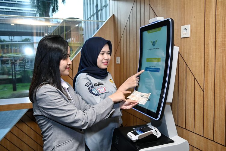 Petugas Jasa Raharja memandu wajib pajak menggunakan SIGNAL KIOSK di kantor Jasa Raharja, Kuningan, Jakarta Selatan, Rabu (4/6/2025). (Dok. Humas JR Jambi)