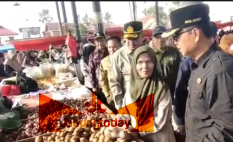 Wabup Kerinci, H. Murison, saat melakukan pemantauan harga dan ketersediaan bahan pangan pokok di Pasar Hiang, Kecamatan Sitinjau Laut, Kabupaten Kerinci, pada Kamis (5/6/2025). (Dok.Yola)