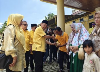 Ketua DPD Partai Golkar Provinsi Jambi, H. Cek Endra, menyerahkan daging kurban secara simbolis kepada warga dalam rangka perayaan Iduladha 1446 H di Kantor DPD Golkar Jambi, Sabtu (7/6/2025). (Dok. Yola)