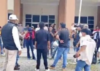 Puluhan aktivis dari berbagai LSM di Kerinci dan Sungaipenuh menggelar aksi damai di depan Kantor Kejaksaan Negeri Sungaipenuh, mendesak pengusutan dugaan penyelewengan Dana Desa Pelayang Raya, Selasa (10/6/2025). (Foto: Dok. Diko)