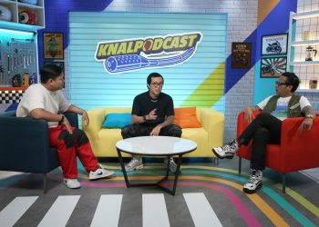 dr. Tirta bersama Gofar Hilman dan host lainnya dalam episode perdana Yamaha Knalpodcast yang tayang di YouTube resmi Yamaha Indonesia. (Dok. Yamaha Jambi)