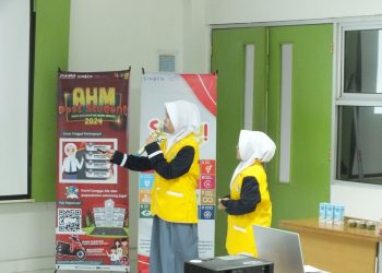 Dua pelajar mempresentasikan karya mereka dalam ajang sosialisasi AHM Best Student 2025 di Jambi, Rabu (11/6/2025). (Dok. Yola)