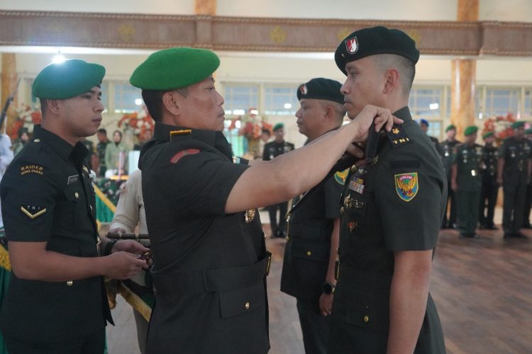 Danrem 042/Gapu Brigjen TNI Heri Purwanto menyematkan tanda jabatan kepada Letkol Inf Dicky Sakti Maulana dalam upacara sertijab Komandan Yonif 142/KJ di Balai Prajurit Korem 042/Gapu, Jambi, Kamis (12/6/2025). (Dok. Penrem 042/Gapu)