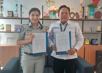 Kepala Kantor Wilayah Jasa Raharja Jambi, Ni Made Ayu Mulidyawati, dan Pimpinan PT Pegadaian Area Jambi-Bengkulu, Rosydi Tanjung, usai menandatangani komitmen bersama untuk meningkatkan kepatuhan masyarakat terhadap pembayaran PKB dan SWDKLLJ, Rabu (11/6/2025). (Dok. Humas JR Jambi)