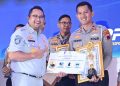 Direktur Kepatuhan & Manajemen Risiko Jasa Raharja Harwan Muldidarmawan menyerahkan IRSMS Award kepada Kapolres Sukoharjo AKBP Sigit Doohan yang meraih Juara 1 kategori Polres Sedang/Tipe A dalam Rakernis Fungsi Lalu Lintas 2025 di Jakarta, Jumat (13/6/2025). (Dok. Humas JR Jambi)