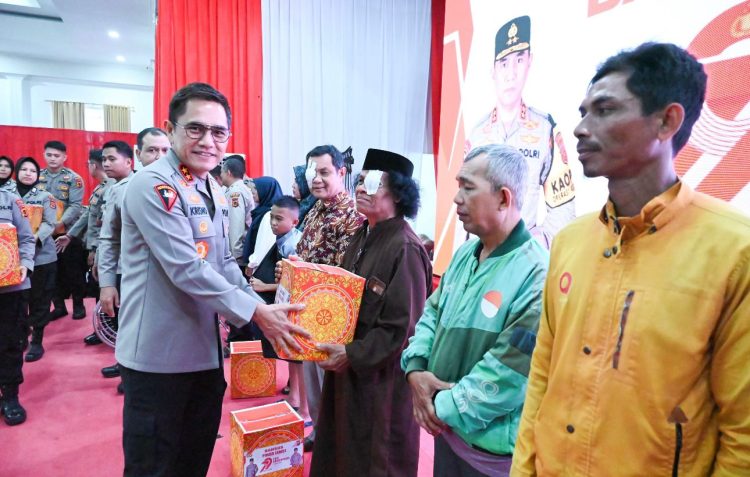 Kapolda Jambi Irjen Pol Krisno H Siregar menyerahkan bantuan sosial kepada warga dalam rangkaian kegiatan Bakti Kesehatan dan Bansos Hari Bhayangkara ke-78 di Mapolda Jambi, Senin (10/6/2025). (Dok. Nahar)