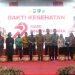 Kapolda Jambi Irjen Pol. Krisno Halomoan Siregar, Danrem 042/Gapu Brigjen TNI Heri Purwanto, dan para pejabat daerah berfoto bersama peserta usai kegiatan Bakti Kesehatan dalam rangka Hari Bhayangkara ke-79 di Gedung Putih Grand Kemas, Jambi, Senin (16/6/2025). (Dok. Nahar)