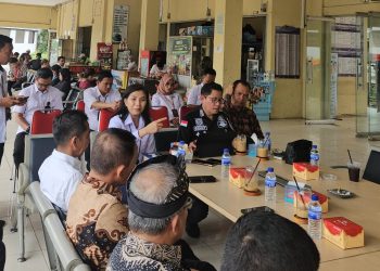 Kepala Kantor Wilayah Jasa Raharja Jambi Ni Made Ayu Mulidyawati (tengah) berdiskusi bersama perwakilan Dinas Perhubungan dan operator angkutan umum dalam FKLL yang digelar di Terminal Alam Barajo, Kota Jambi, Selasa (17/6/2025). (Dok. Yola)