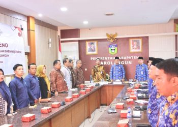Bupati Sarolangun Hurmin bersama Kepala OJK Jambi, Pj. Sekda Sarolangun, dan pimpinan lembaga keuangan menghadiri Rapat Pleno TPAKD Sarolangun di Kantor Bupati, Selasa (17/6/2025). (Dok. Humas OJK Jambi)