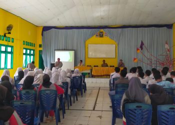 Petugas Samsat Pos Rimbo Bujang bersama Jasa Raharja dan Kepolisian memberikan edukasi tertib berlalu lintas dan kesamsatan kepada pelajar SMAN 2 Tebo, Rabu (18/6/2025). . (Humas JR Jambi)