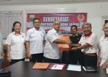 Ketua Pengprov Cabor Tinju Jambi, Beny Hasurungan Pane (keempat dari kanan), mewakili Zuwanda saat mengambil formulir pendaftaran bakal calon Ketua KONI Jambi periode 2025–2029 di Sekretariat TPP KONI Jambi, Kamis (19/6/2025). (Dok. Daus)