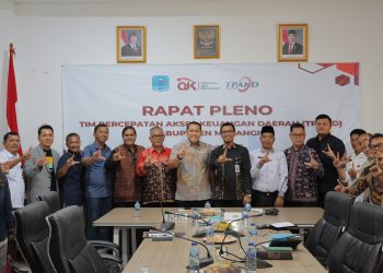 Kepala OJK Provinsi Jambi Yan Iswara Rosya (tengah) bersama Bupati Merangin H. M. Syukur dan peserta rapat pleno Tim Percepatan Akses Keuangan Daerah (TPAKD) Kabupaten Merangin, Rabu (18/6/2025). (Dok. Humas OJK Jambi)