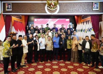 Gubernur Jambi Al Haris bersama Ketua Komisi XII DPR RI Bambang Patijaya dan jajaran anggota DPR RI saat kunjungan kerja dalam rangka Reses Masa Persidangan III Tahun 2024–2025 di Rumah Dinas Gubernur Jambi, Kamis (19/6/2025). (Dok. Ertit - Kominfo)