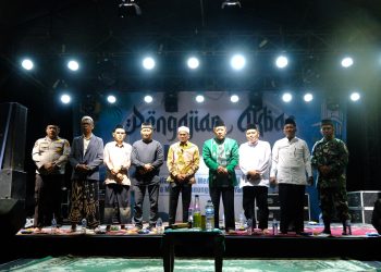 Wakil Gubernur Jambi Abdullah Sani bersama tokoh masyarakat, alim ulama, aparat TNI-Polri, dan Ustaz Ucay saat peringatan HUT ke-32 Desa Marga Manunggal Jaya, Kecamatan Sungai Bahar, Muaro Jambi, Kamis malam (19/6/2025). (Dok. Setiadi - Kominfo)