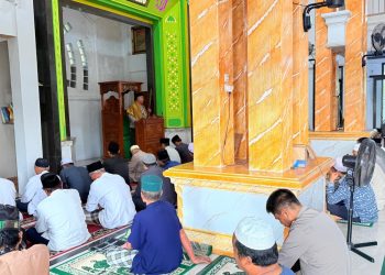 Bidpropam Polda Jambi melaksanakan kegiatan Sholat Jumat Keliling dan Bakti Religi di Masjid Darul Hikmah, Talang Bakung, Kota Jambi, Jumat (20/6/2025)(Foto: Nahar)