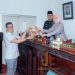 Wakil Ketua DPRD Kabupaten Kerinci menyerahkan dokumen tanggapan pemerintah kepada perwakilan eksekutif dalam Rapat Paripurna DPRD Kerinci, Jumat (21/6/2025). (Dok. Yola- Diko)