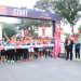 Peserta Fun Run Road to Presisi Merdeka Run 2025 berfoto bersama di garis start sebelum memulai rute sejauh 5 kilometer di Lapangan Hitam Polda Jambi, Sabtu (21/6/2025). (Dok. Nahar)