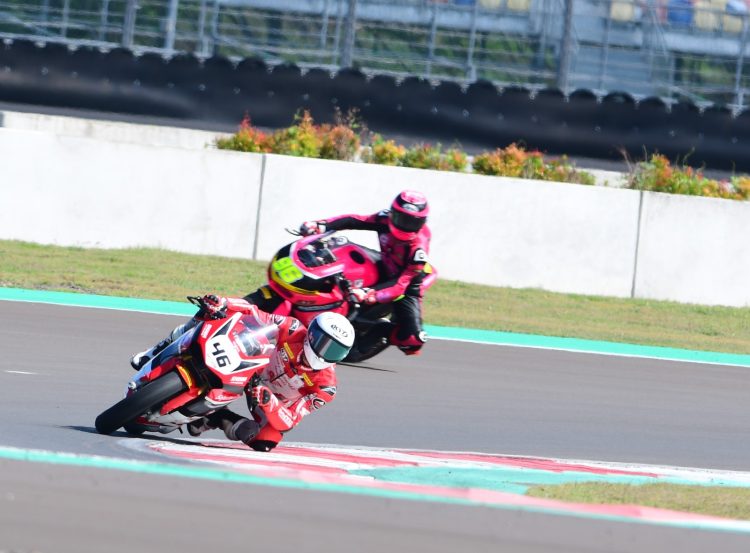 Pebalap AHRT Herjun Atna Firdaus (nomor 46) memimpin di tikungan saat sesi latihan bebas Mandalika Racing Series 2025 di Pertamina Mandalika International Circuit, Lombok, Jumat (20/6/2025). (Dok. Sinsen)