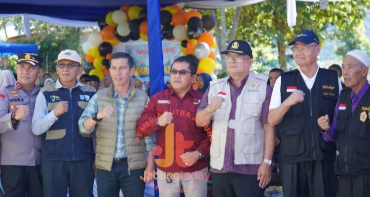 Sekda Kerinci, Zainal Efendi, bersama tokoh-tokoh perantau Kerukunan Keluarga Minang Kerinci Jakarta dan sekitarnya saat membuka kegiatan sunatan massal ke-12 di Puskesmas Siulak Mukai, Sabtu (21/6/2025). (Dok.Yola - Diko)