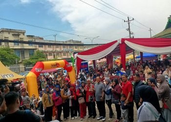 Wali Kota Jambi Maulana, Anggota DPR RI Rocky Candra, Rektor UMJ Hendra Kurniawan, dan jajaran pimpinan universitas berfoto bersama peserta usai pelepasan kegiatan "Jalan Sehat Bahagia" dalam rangka Milad ke-6 Universitas Muhammadiyah Jambi, Minggu (22/6/2025). (Dok. Daus)