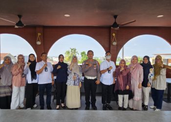Perwakilan Jasa Raharja Jambi, BPJS Kesehatan, dan Satlantas Polresta Jambi berfoto bersama usai pelaksanaan Forum Komunikasi Lalu Lintas di Kecamatan Jelutung, Kota Jambi, Senin (23/6/2025). (Dok. Stepanus)