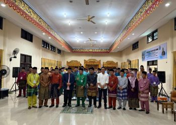 Peserta Bimtek dari unsur Lembaga Adat Kota Jambi berfoto bersama Wali Kota Jambi, Kepala BPJS Ketenagakerjaan Cabang Jambi (23/6/2025). (Dok. Humas Daus)