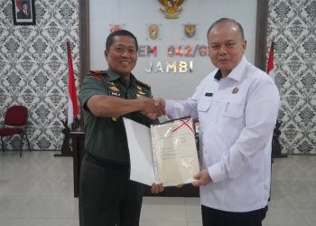 Danrem 042/Gapu Brigjen TNI Heri Purwanto menerima sertifikat tanah Kompi Bantuan Yonif 142/KJ dari Kepala Kantor Wilayah BPN Provinsi Jambi, Humaidi A.Ptnh., M.M, dalam acara penyerahan sertifikat aset negara di Makorem 042/Gapu, Jambi. (Dok.Penrem 042/Gapu)