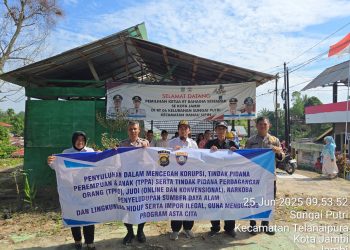 Kasubdit Bintibsos Ditbinmas Polda Jambi, AKBP Dr. Dadang Djoko Karyanto, M.H., M.Pd. bersama warga RT 06 Sungai Putri, Kecamatan Danau Sipin, Kota Jambi, menggelar penyuluhan cegah narkoba, TPPO, korupsi, dan judi online, Rabu (25/6/2025). (Dok. Daus)