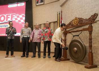 Ketua Yayasan AHM Ahmad Muhibbuddin secara simbolis membuka ajang Safety Riding Short Movie Contest (SMC) 2025 di Universitas Indonesia, Depok, Jawa Barat, Rabu (24/6/2025). (dok, Sisnen)