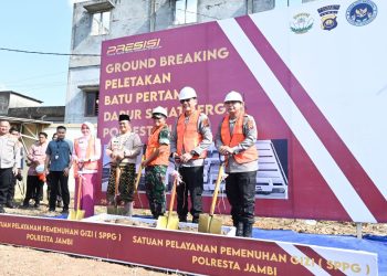 Kapolda Jambi Irjen Pol Krisno H. Siregar bersama unsur Forkopimda meletakkan batu pertama pembangunan SPPG Dapur Sehat Bergizi Polresta Jambi di Kota Baru, Kamis (26/6/2025). (Dok. Daus)