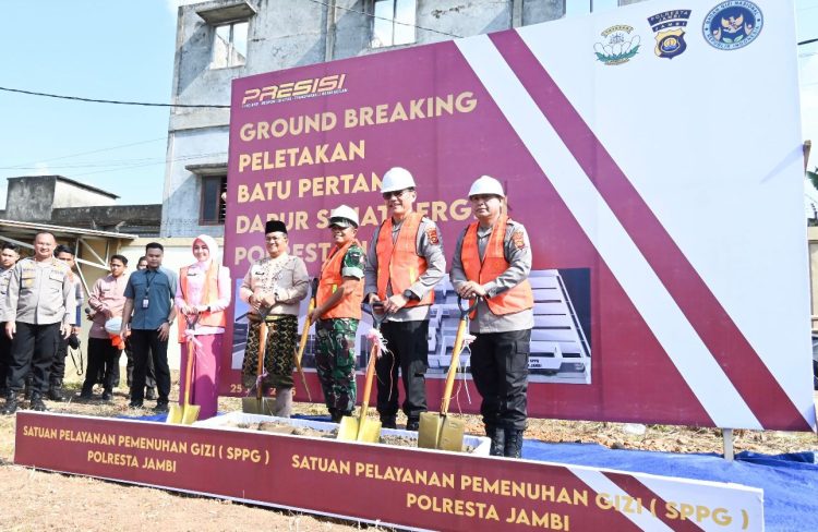 Kapolda Jambi Irjen Pol Krisno H. Siregar bersama unsur Forkopimda meletakkan batu pertama pembangunan SPPG Dapur Sehat Bergizi Polresta Jambi di Kota Baru, Kamis (26/6/2025). (Dok. Daus)