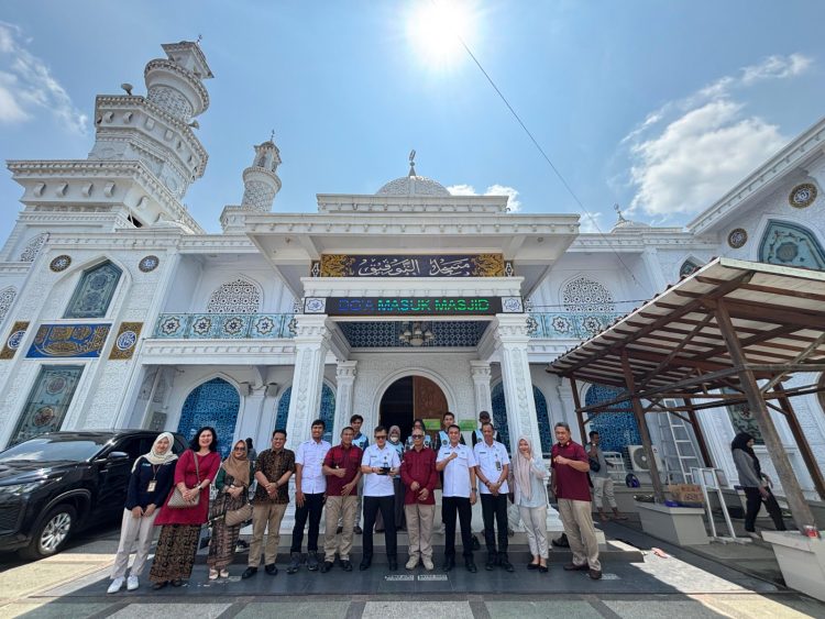 Klien Balai Pemasyarakatan Kelas I Jambi bersama petugas dan perwakilan instansi pemerintah berfoto bersama usai melaksanakan aksi bersih-bersih di lingkungan Masjid At-Taufiq, Jambi Selatan, Kamis (26/6/2025). (Dok,. Nahar)